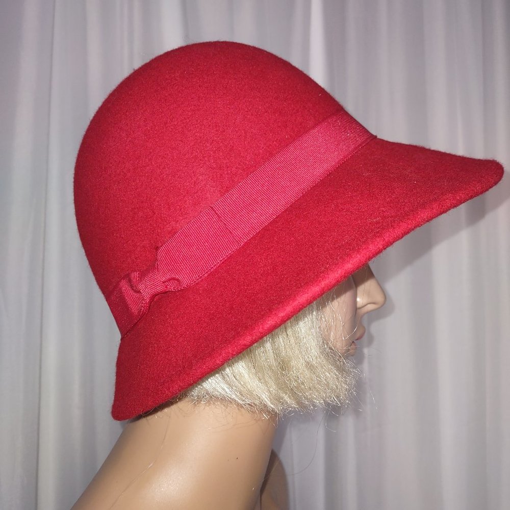 Croft & Barrow Red Cloche hat  100% wool Inner band is 22"
